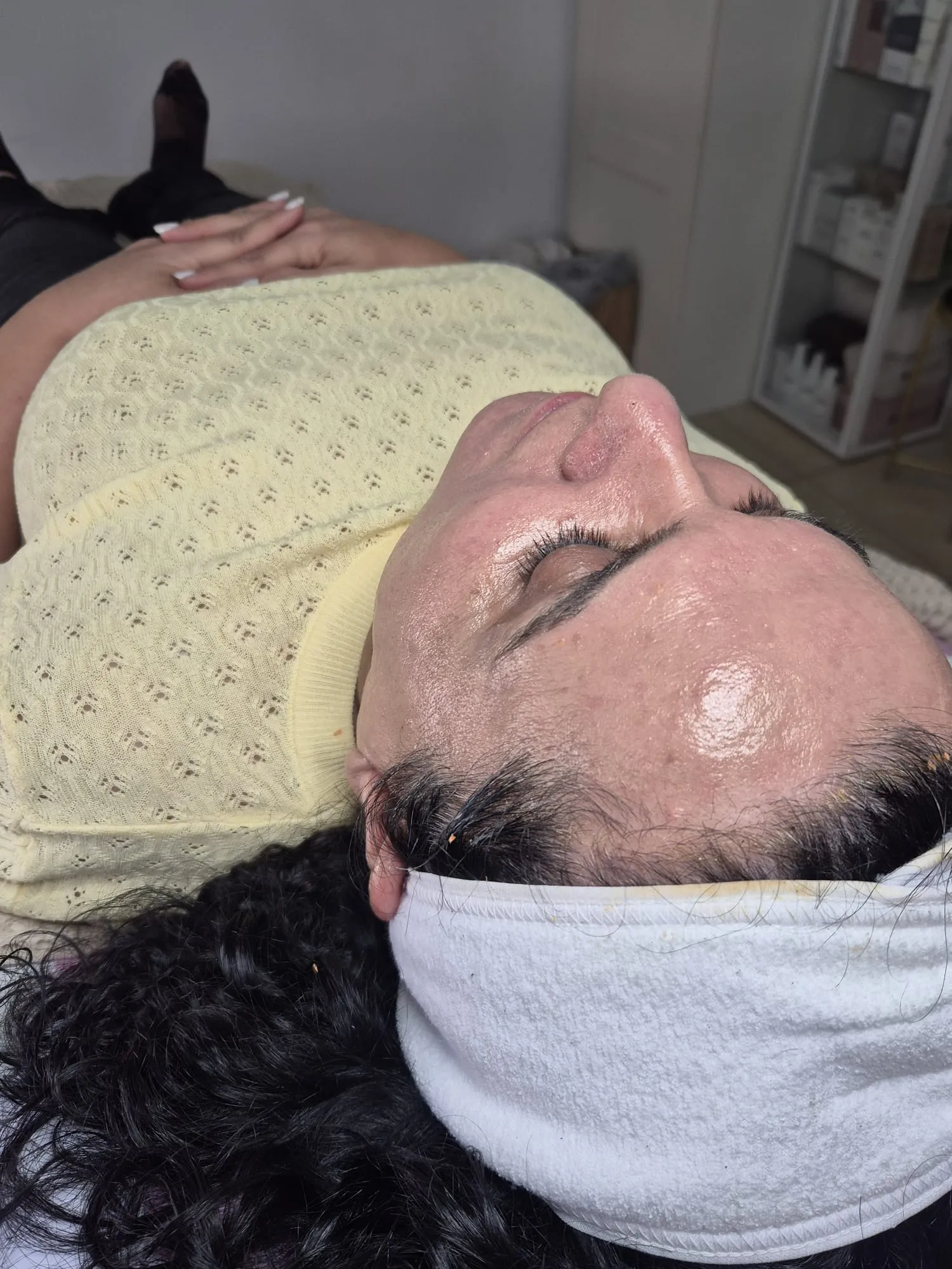 לקוחה במהלך טיפול פנים, יופי כללי