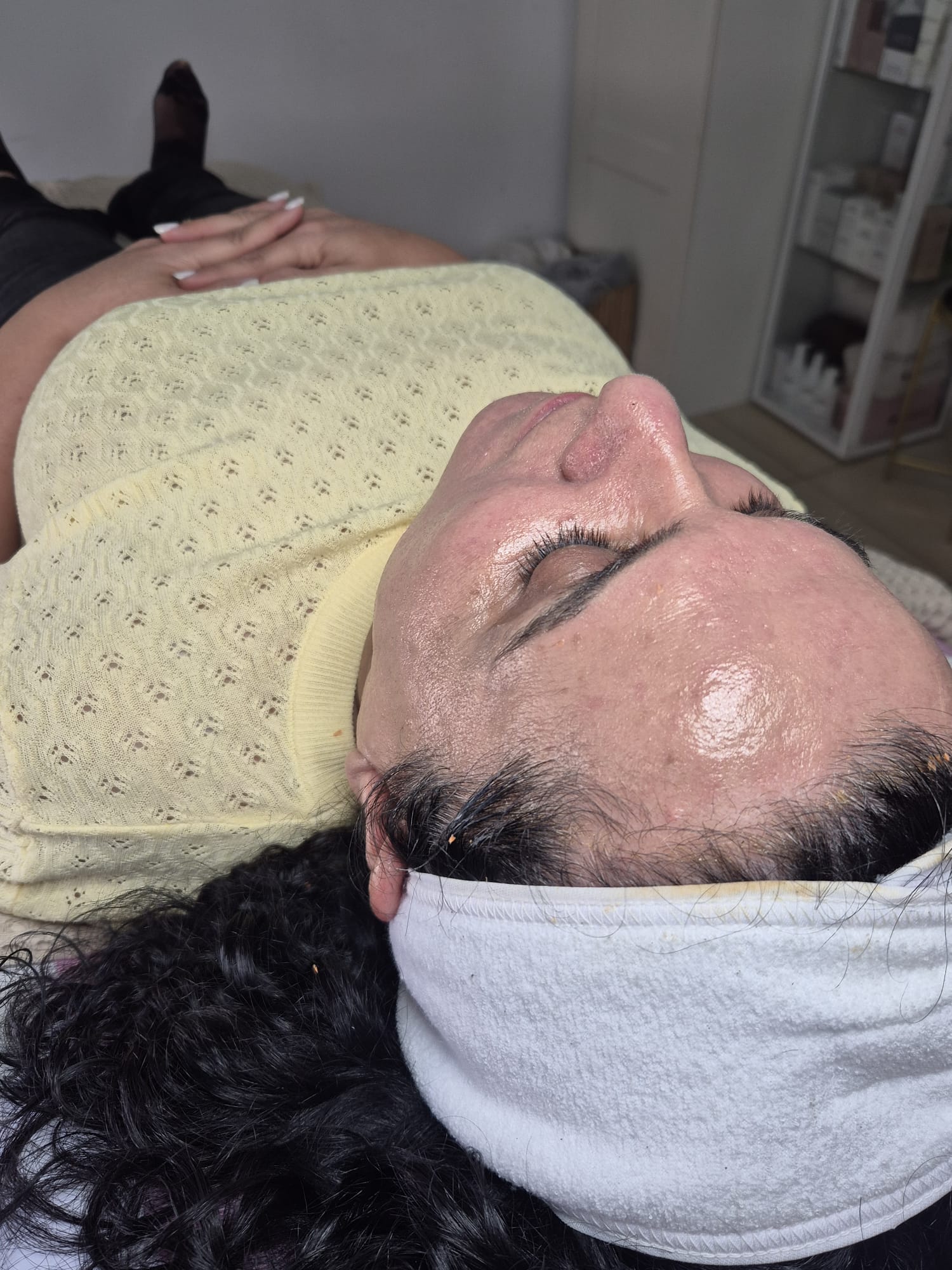 לקוחה במהלך טיפול פנים, יופי כללי