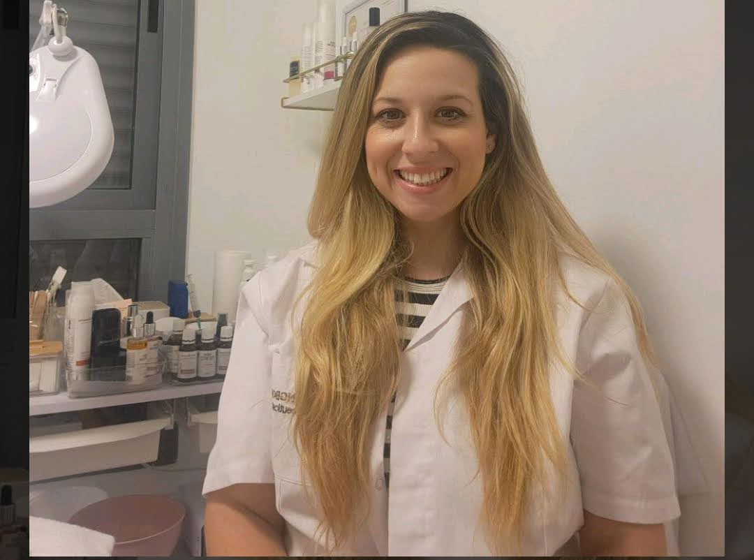 טיפול עדין בעור רגיש לאישה ישראלית בקליניקה מקצועית